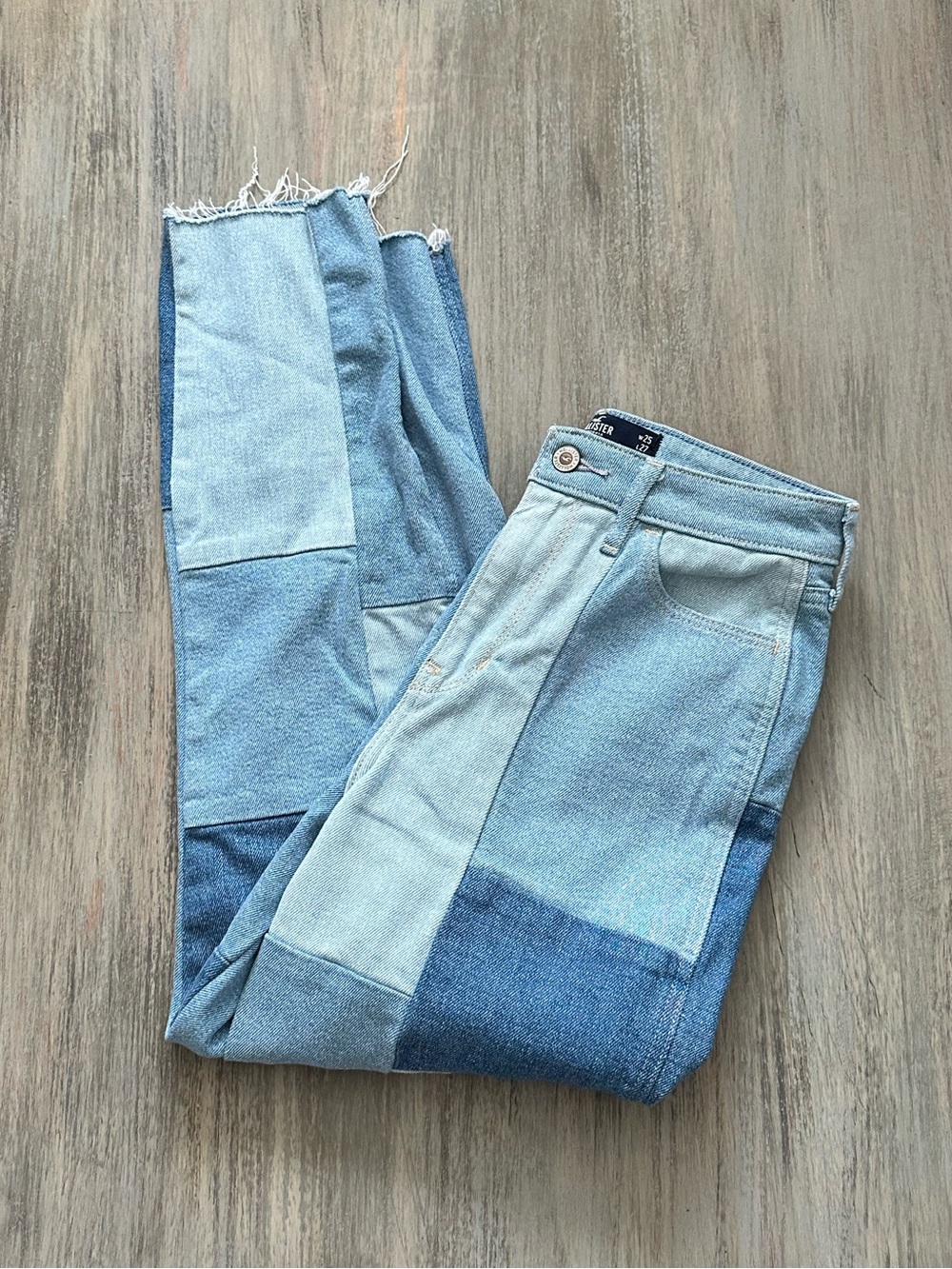 Hollister Women’s Patchwork Two-Tone High Rise Mom Jeans - Picture 5 of 9